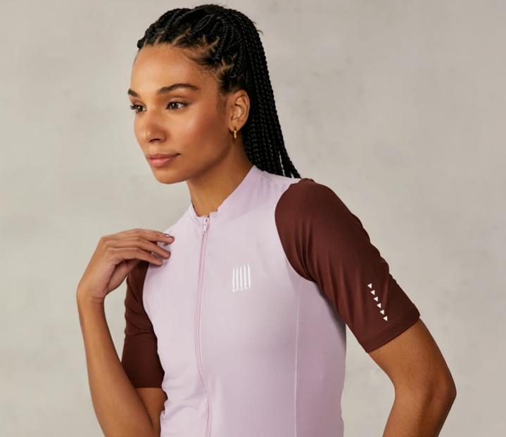 Poliéster reciclado: o que é, como funciona e por que esse material feito de garrafas PET está transformando a sportswear e beachwear